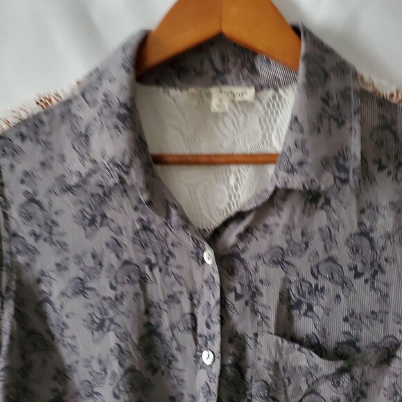 About A Girl Women’s Button-Down Roll Tab Long Sleeve Floral Gray Blouse Large - Picture 4 of 13